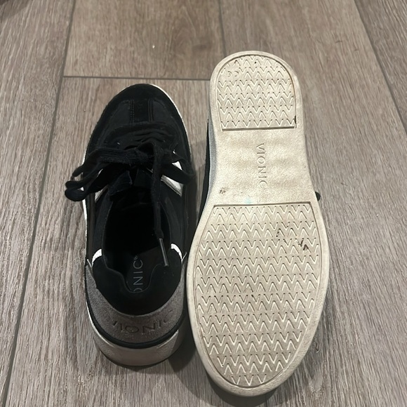 Vionic Pre-Owned 8.5Stylish Black and white Sneakers - Picture 7 of 10